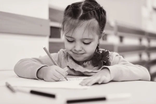 Child is drawing — Stock Photo, Image