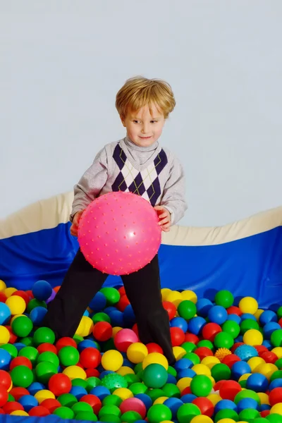 Jongen in ballenbad — Stockfoto