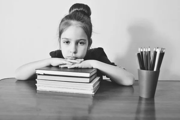 Trött förskolebarn flicka — Stockfoto