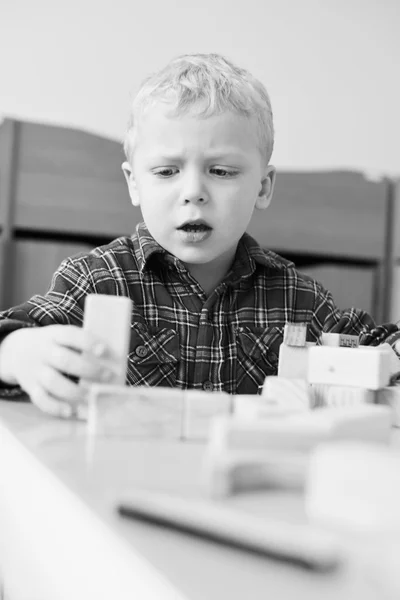 Toddler  playing blocks — Stock Photo, Image