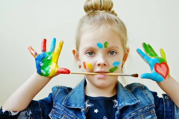 Menina com as mãos em tinta — Fotografia de Stock