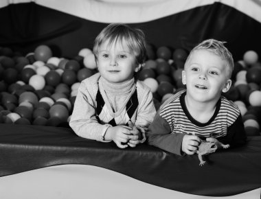 Top havuzunda oynayan iki küçük çocuklar çocuklar