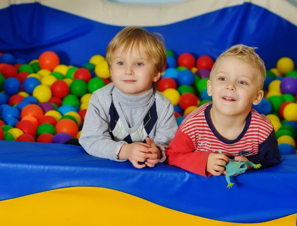 Småbarn i bollhav — Stockfoto