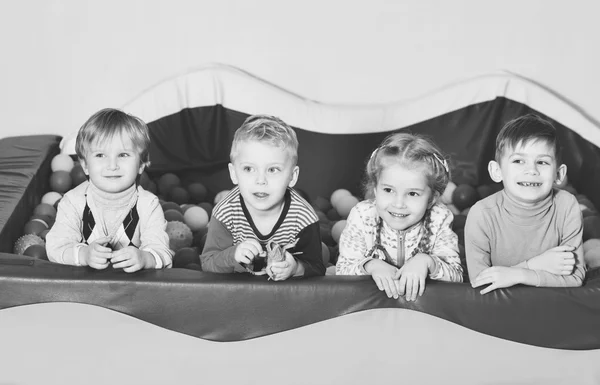 Cuatro Niños Jugando Piscina Con Pelotas — Foto de Stock