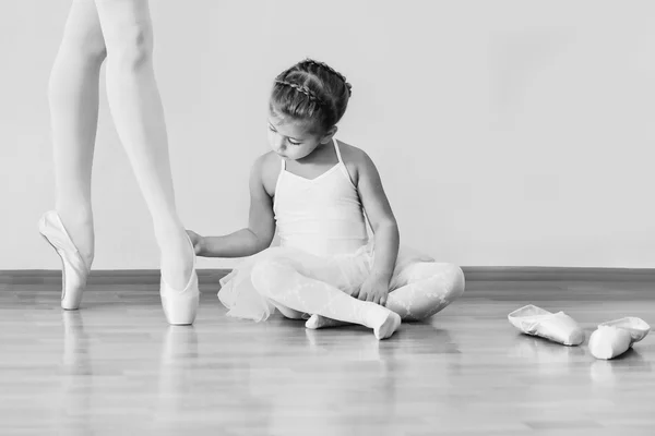 Маленькая девочка в балетной школе — стоковое фото
