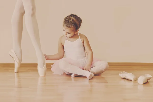 Kleines Mädchen in der Ballettschule — Stockfoto