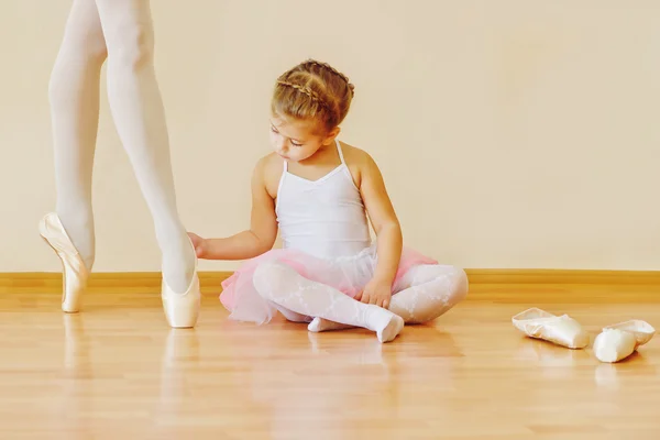 Маленькая девочка в балетной школе — стоковое фото