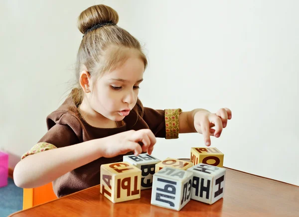 Preschooler dívka čtení dopisů — Stock fotografie