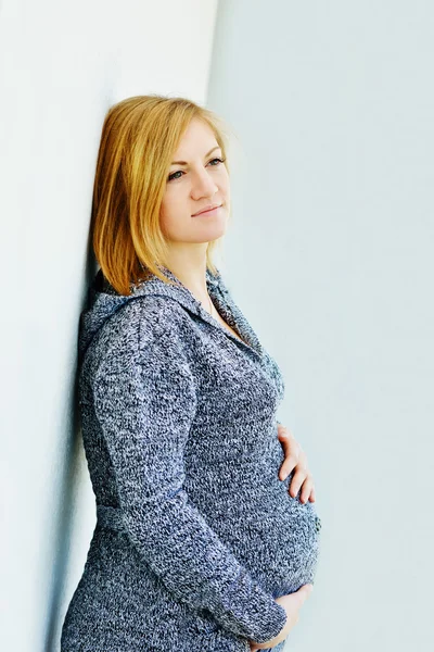 Jolie femme enceinte — Photo