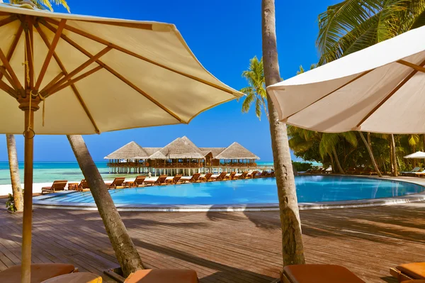Pool and cafe on Maldives beach — Stock Photo, Image