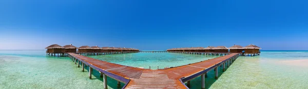 Bungalows en isla tropical de Maldivas — Foto de Stock