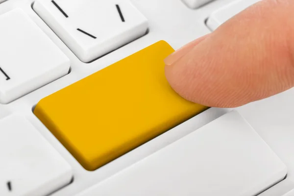 Ordenador teclado portátil con tecla amarilla en blanco — Foto de Stock