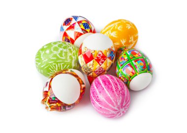 Beyaz arka planda izole edilmiş Paskalya yumurtaları