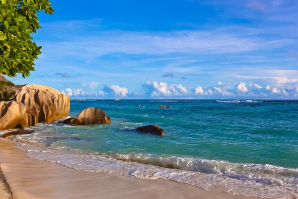 Puesta de sol en la playa Fuente D 'Argent en Seychelles — Foto de Stock