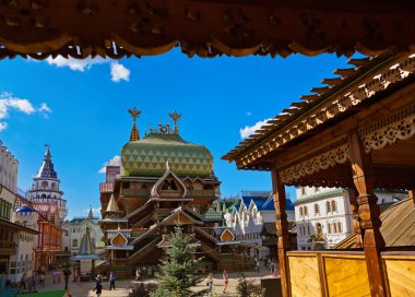 Moskova, Rusya - 17 Ağustos: Yürüyen insanlarda Izmailovo Kremlin