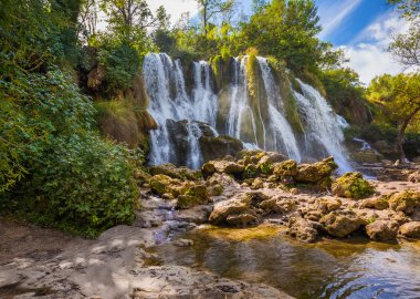 Bosna-Hersek 'te Kravice şelalesi