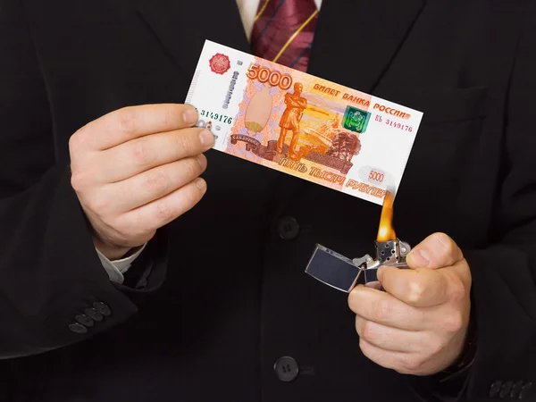 Manos y dinero ruso en llamas —  Fotos de Stock