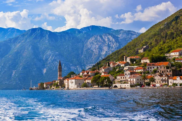 Pueblo Perast en la costa de la bahía de Boka Kotor - Montenegro — Foto de Stock