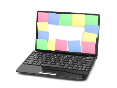 Dizüstü bilgisayar ekranı üzerinde yapışkan not kağıtları