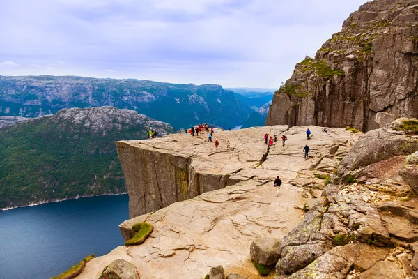 Cliff Preikestolen in fjord Lysefjord - Noorwegen — Stockfoto