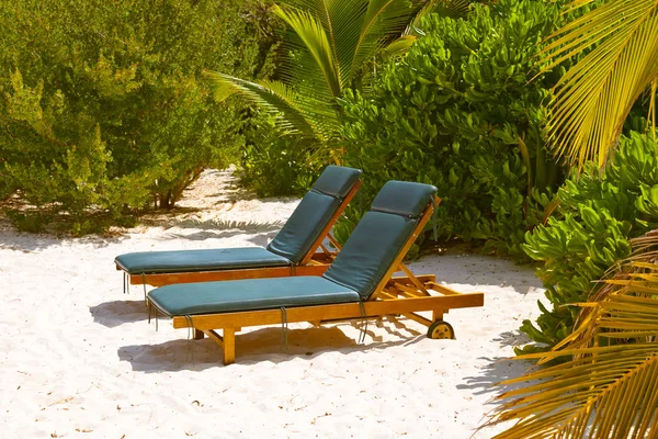 Cama de sol na praia das maldivas — Fotografia de Stock