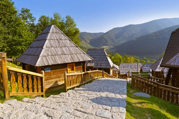 Traditionelles dorf drvengrad mecavnik - serbien — Stockfoto