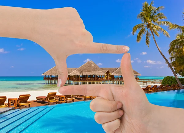 Frame gemaakt van handen en strand landschap — Stockfoto