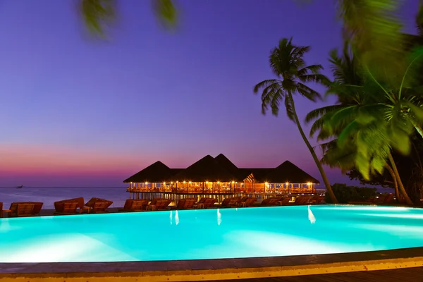 Piscina e café na ilha tropical das Maldivas — Fotografia de Stock