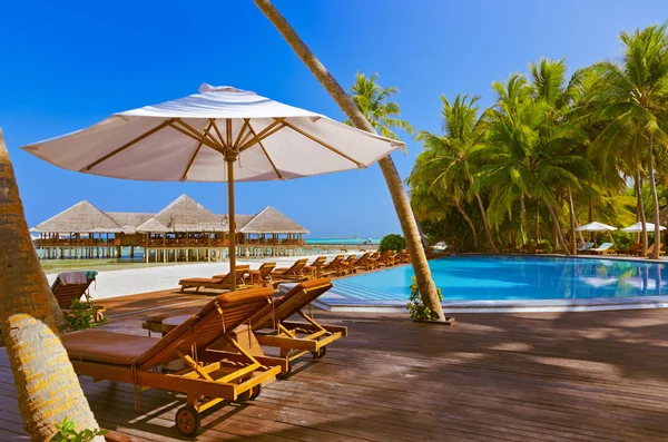Zwembad en café op Maldiven strand — Stockfoto