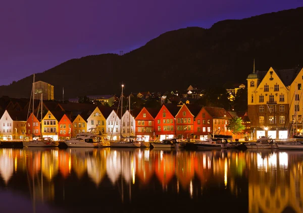 Slavné bryggen ulice v bergen - Norsko — Stock fotografie