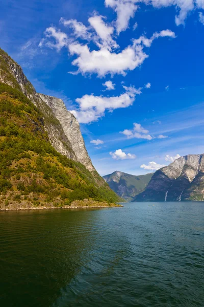 フィヨルド ノルウェー - 有名なユネスコ世界遺産の naeroyfjord — ストック写真