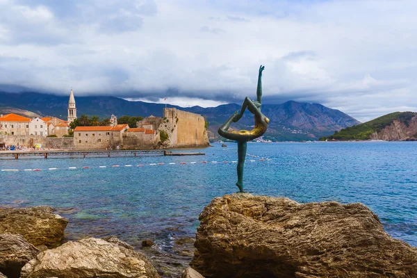 Danser standbeeld en de oude stad van Budva, Montenegro — Stockfoto