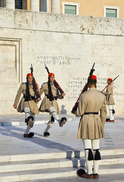 ATHENS, GREECE - AUGUST 14: Changing guards near parliament on September 14, 2010 in Athens, Greece. — Stock Photo, Image