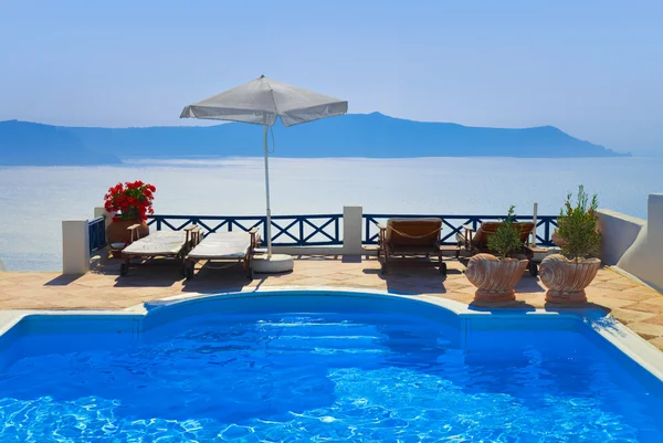 Piscina de agua en Santorini, Grecia —  Fotos de Stock