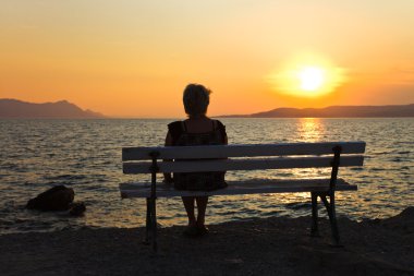 kadın ve gün batımı