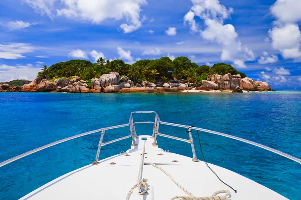 Tropisch eiland en boot — Stockfoto