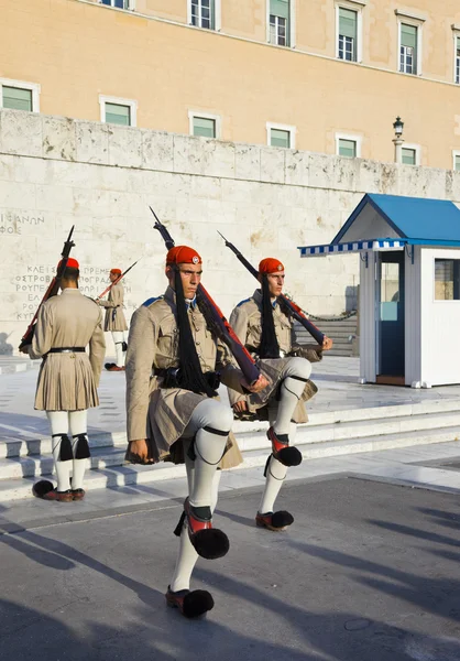 ATHENS, KREIKKA - ELOKUU 14: Vartijoiden vaihtaminen parlamentin lähellä — kuvapankkivalokuva