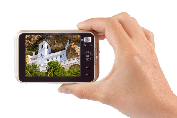 Mano con cámara y monasterio de Ostrog - Montenegro imagen (mi pho — Foto de Stock