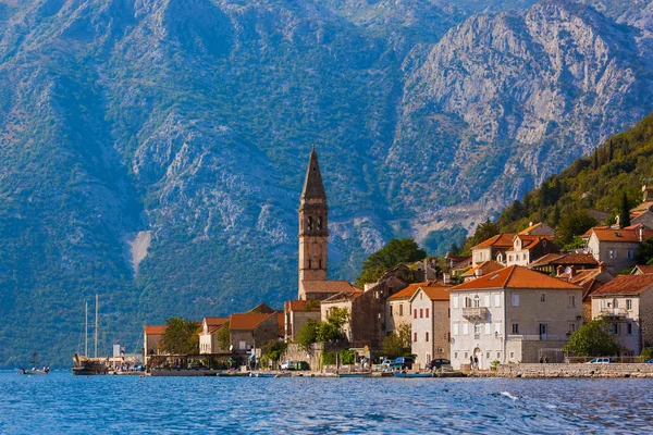 Dorf Perast an der Küste der Bucht von Boka Kotor - Montenegro — Stockfoto