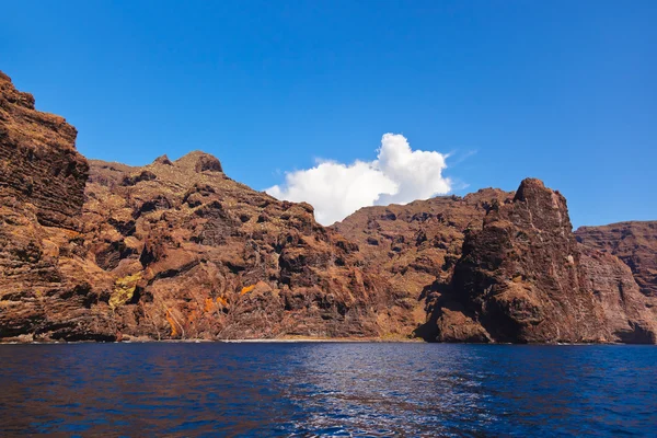 Los gigantes rock na wyspie Teneryfie - kanarek — Zdjęcie stockowe