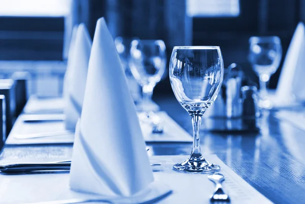 Vasos y platos sobre mesa en restaurante —  Fotos de Stock