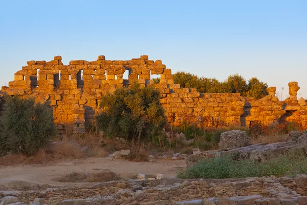 Antiguas ruinas en Side Turkey al atardecer — Foto de Stock