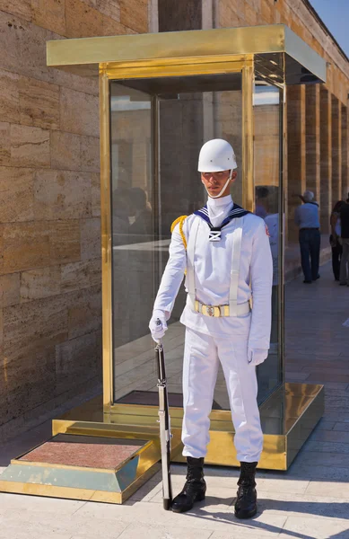 ANKARA, TURKEY - AVGUST 30: Guard in Ataturk mausoleum at Avgust — Stock Photo, Image
