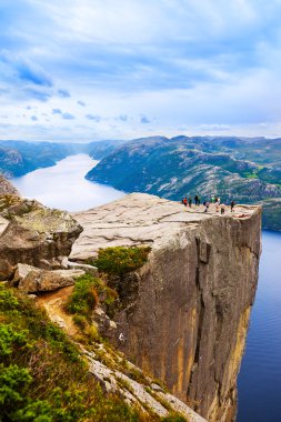 Cliff Preikestolen fiyort Lysefjord - Norveç içinde