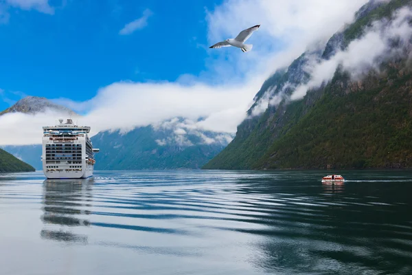 Nave en el fiordo de Geiranger - Noruega —  Fotos de Stock