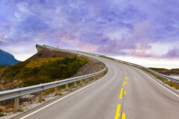 Fantástico puente sobre la carretera atlántica en Noruega — Foto de Stock