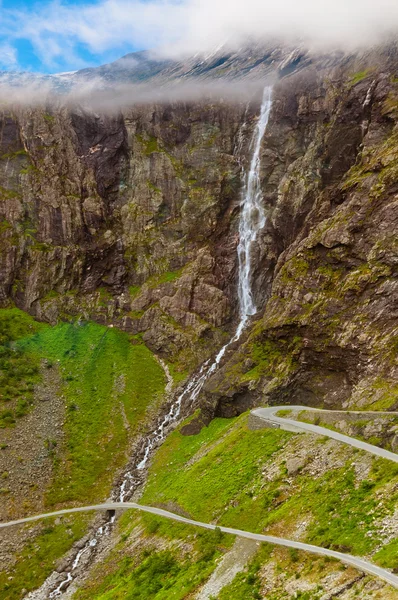 Cascade de Stigfossen et sentier des trolls - Norvège — Photo