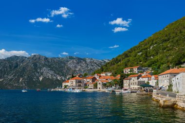 Köy Perast sahil Boka Kotor Körfezi - Karadağ