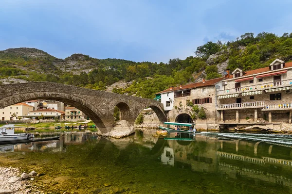 Oude brug in Rijeka Crnojevica rivier in de buurt van Đurađ Lake - Montene — Stockfoto