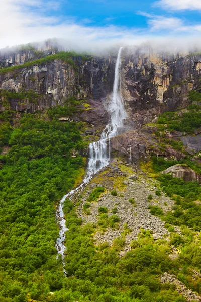Waterval in de buurt van briksdal glacier - Noorwegen — Stockfoto